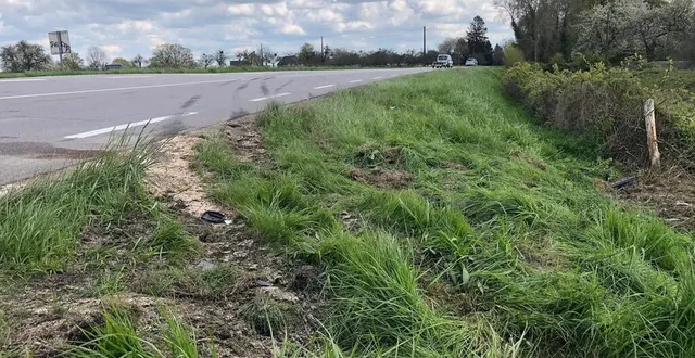 photo  selon plusieurs sources, la voiture aurait dévié de sa trajectoire, percutant le camion arrivant en face.  &copy;  ouest-france 