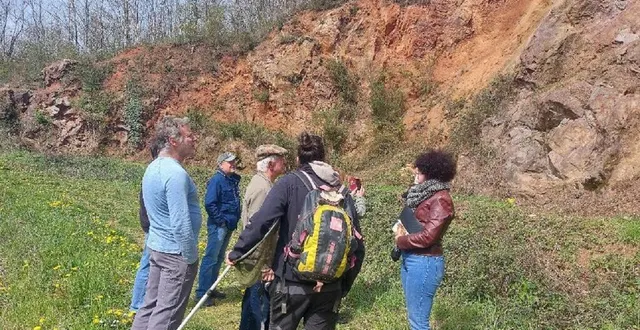 photo  les visiteurs devant la beauté des ocres de la marbrière d’ardin, à l’initiative de l’association l’hommeet la pierre  &copy;  co 