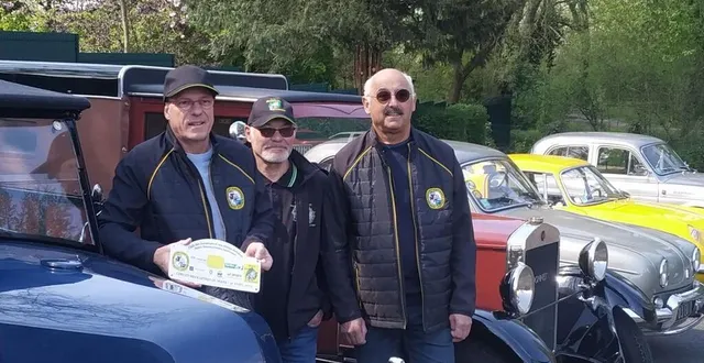 photo  les organisateurs des « deux et cinq litres » posent fièrement à côté des véhicules d’époques qui prendront le départ de ce rassemblement festif.  &copy;  photo le maine libre 