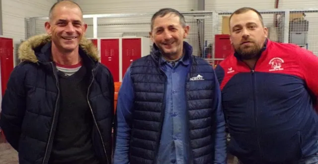photo  jean-yves bouchet entouré du chef de centre rodolphe briffault et du président de l’amicale des pompiers, yvan chailleux.  &copy;  le maine libre 
