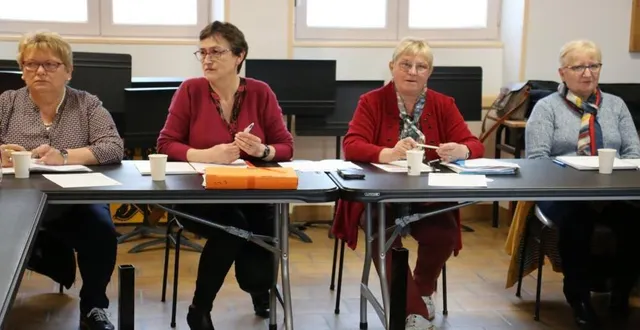 photo  maryline sanglebœuf, catherine foulard, nicole goumas et liliane jamin, lors de la réunion à la salle maxime-cornueil.  &copy;  le maine libre 
