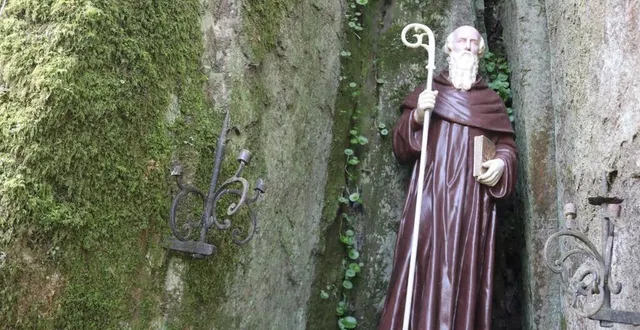 photo  à saint-fraimbault-de-prières, l’évangélisateur est honoré dans une grotte.  &copy;  ouest-france 