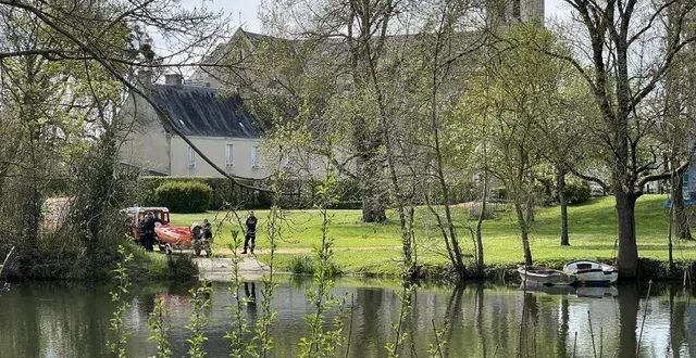 photo  le reflet dans le loir du clocher de sainte-colombe marque l’endroit d’où l’ancienne cloche sonnerait sous l’eau.  &copy;  yanne boloh 