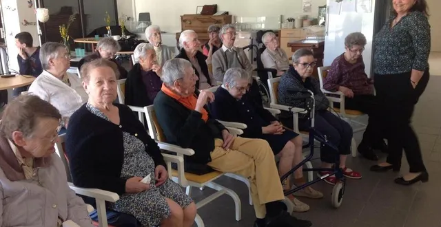 photo  catherine bonneau (à droite) est venue réveiller des souvenirs d’il y a 80 ans.   &copy;  le maine libre 