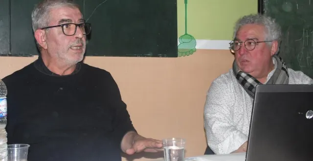 photo  mohamed benyahia et fredy bruteul sont venus à la rencontre des habitants de mézières-sur-ponthouin et des environs pour répondre à leurs questions et donner quelques conseils.   &copy;  photo le maine libre 