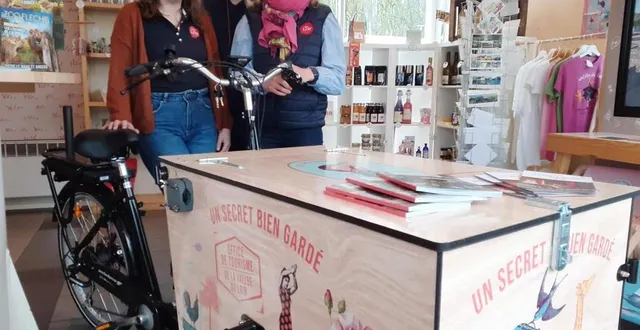 photo  une partie de l’équipe de l’office du tourisme de la flèche près du triporteur qui se déplace en vallée du loir pour informer des animations et sorties nouvelles.  &copy;  le maine libre 