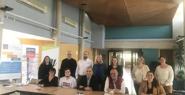 photo  membres de l’uimm, élus et dirigeants d’entreprises étaient présents début avril, dont (assis) aline hubert, ronan vauvert, didier morellon, lucien bazin, sarah niccolini ; (debout), lavinia bedenes, angel perea, yohann rizy, eva siemieniako, séverine prodhomme, aline josse? et nathalie catelain.  &copy;  ouest-france 