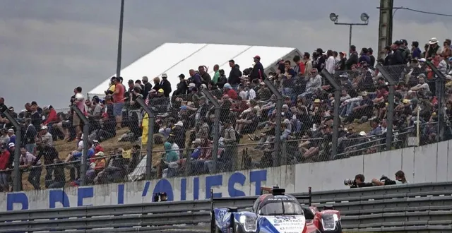 photo  les 24 heures du mans attirent 300 000 spectateurs.  &copy;  archives ouest france 