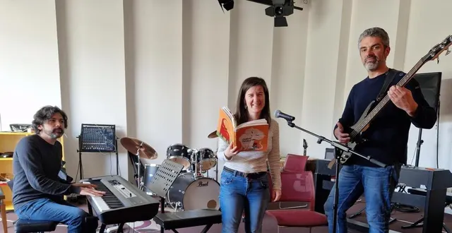 photo  sébastien andré, professeur de musiques actuelles d’amusiquons-nous ; marina bussault et stéphane georget, bibliothécaires, en pleine répétition.  &copy;  ouest-france 