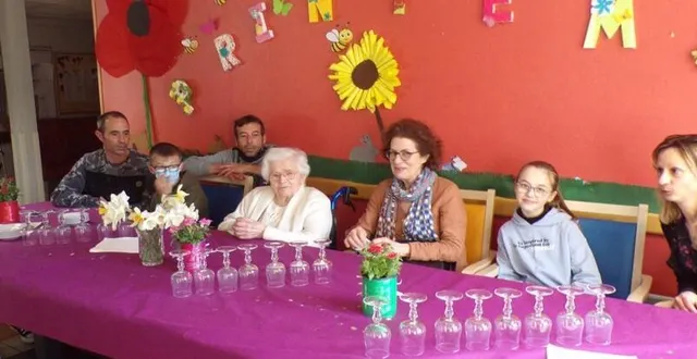photo  simonne gautron avec sa famille à l’occasion de son centenaire.  &copy;  le maine libre 