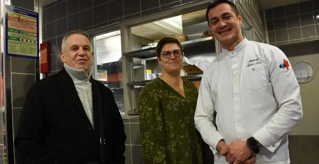 photo  marie jaquet, propriétaire du grand hôtel de solesmes, entourée de l’ancien chef didier serre (à g.) et du nouveau chef michaël labat-gest.  &copy;  photo le maine libre 