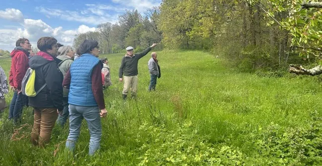 photo  lors de la première sortie nature de l'association aime, bernard wacquez, ici le bras levé, était l'animateur.  &copy;  ouest-france 