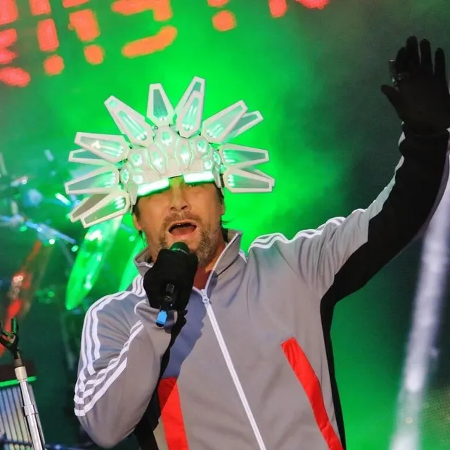 photo jamiroquai en 2018, pour son deuxième passage aux 24 heures du mans (sarthe), quinze ans après le concert qu’il avait donné en partenariat avec le constructeur audi uk. ce concert avait commencé par une bonne demi-heure de retard, mais l’attente valait la peine : le groupe a égrainé ses tubes « automaton », « space cowboy », « superfresh », « supersonic »…  ©  archives ouest-france