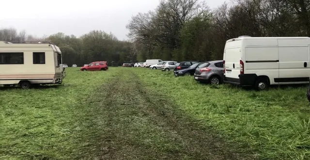 photo  plusieurs dizaines de véhicules se sont garés dans le champ de bastien.  &copy;  ouest-france 