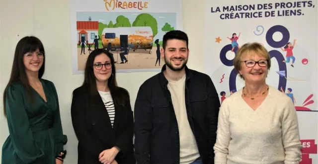 photo  de g. à d. : une stagiaire qui a participé au projet ; amandine barreau, chargée de communication ; andréas chryssopoulos-boudet, adjoint de direction et annick gosnet, présidente de la maison des projets.  &copy;  photo le maine libre 