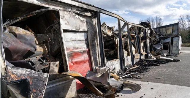 photo  quatre jours après l’incendie, la carcasse brûlée de l’entreprise laissait entrevoir la violence du feu.  &copy;  photo le maine libre 