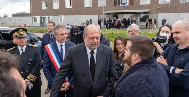 photo  coulaines, lundi 24 avril 2023. devant la structure d’accompagnement à la sortie, le ministre de la justice, éric dupond-moretti, échange avec vincent le dimeet, secrétaire local du snepap-fsu, le principal syndicat du personnel pénitentiaire au sein des croisettes.  &copy;  photo le maine libre - xavier sarrat. 