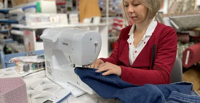 photo  à l’atelier du tissu à arçonnay, ophélie charpentier consacre une partie de son temps à effectuer des retouches pour la clientèle du magasin.  &copy;  ouest-france 