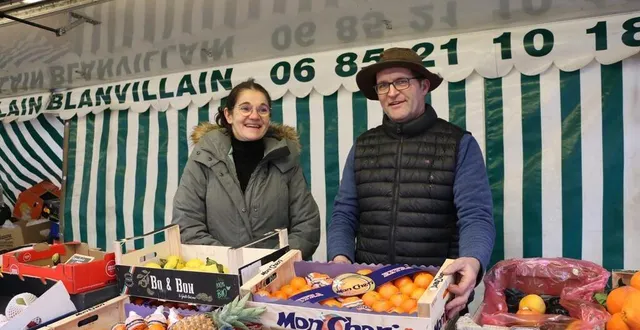 photo  véronique et alain blanvillain vendent des fruits et des légumes chaque mardi depuis plus de deux décennies.  &copy;  ouest-france 