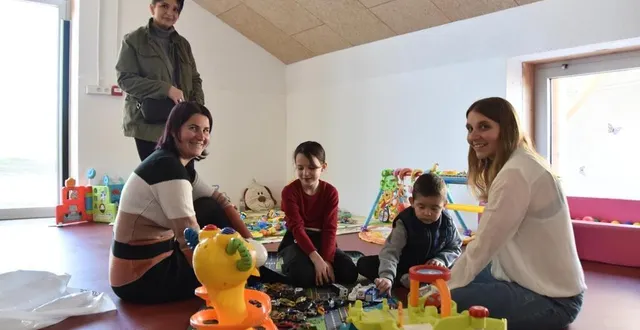 photo  coralie et amandine sont fin prêtes à accueillir les enfants.  &copy;  photo le maine libre 