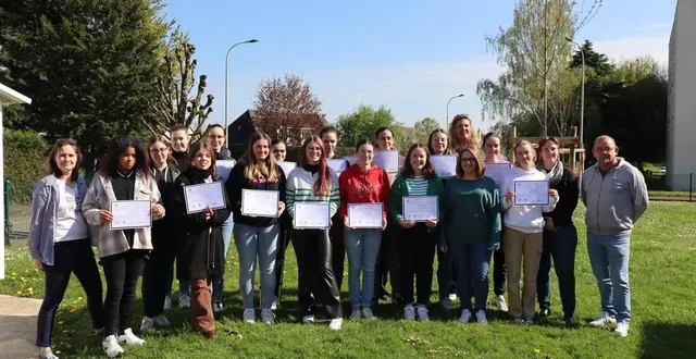 photo  entourés de leurs encadrants, les seize adolescentes formées ont posé avec leur diplôme, vendredi 21 avril 2023.  &copy;  ouest-france 