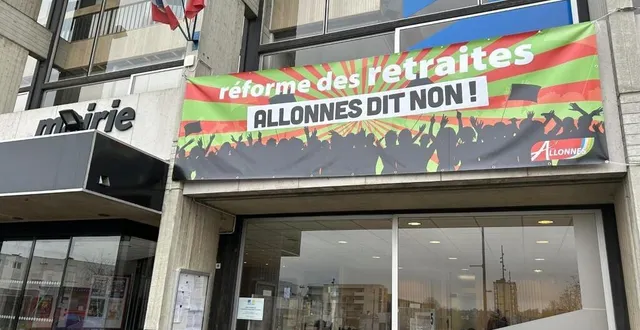 photo  la banderole « réforme des retraites, allonnes dit non » a été retirée du fronton de la mairie.  &copy;  archives ouest-france 