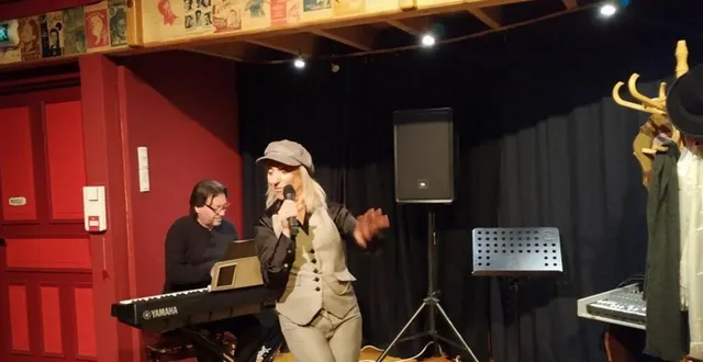 photo  olivia deschamps a repris avec talent nougaro et leprest accompagnée au piano par luc briant.   &copy;  le maine libre 