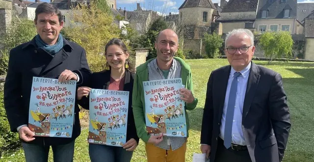 photo  les élus fertois didier reveau (maire, à droite) et laurent philibert (maire-adjoint, à gauche) entourent les organisateurs de la 14e édition du festival.  &copy;  le maine libre 