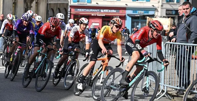 photo  thomas gachignard (deuxième en partant de la droite), ici lors de la route adélie à vitré, a réalisé un bon début de saison.  &copy;  lnc – bruno bade 