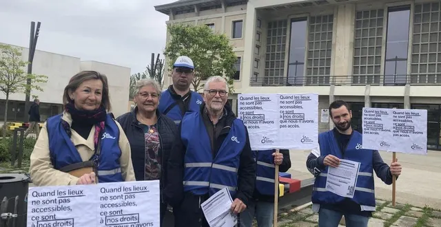 photo  les membres de l’apf france handicap ont amené des pancartes pour faire valoir le droit à l’accessibilité pour tous, à argentan (orne), ce mercredi 26 avril 2023 au matin.  &copy;  ouest-france 