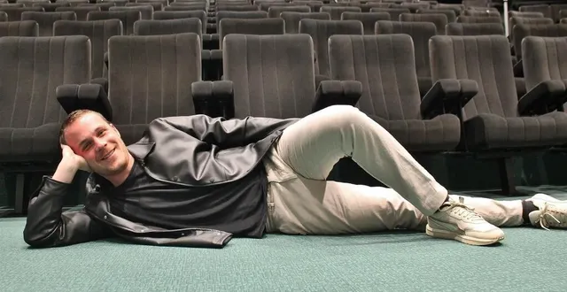photo  georges zouzoulas dans la salle de la micro-folie de sablé-sur-sarthe, mardi 25 avril 2023.  &copy;  ouest-france 