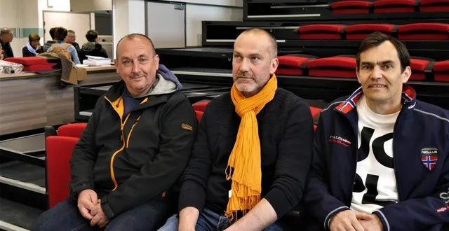 photo  assis sur les fauteuils des tribunes télescopiques : stéphane davous, t chargé de la maintenance de la salle ; charles monhée, architecte ; guillaume julien, maire.  &copy;  ouest-france 