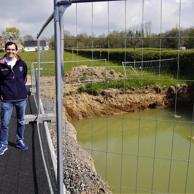 photo le maire, guillaume julien, devant l’emplacement qui va accueillir les conteneurs semi-enterrés de l’espace propreté, qui complète les aménagements du vaste espace culturel et sportif.  ©  ouest-france