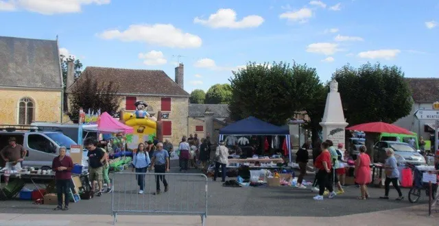 photo  le vide-greniers de la commune de courgains est toujours un moment festif  &copy;  archives le maine libre 