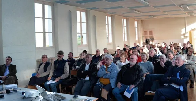 photo  70 personnes ont assisté à la réunion publique organisée par fabrice hugot, conseiller municipal de cogners et président de la société des amis d’alfred de musset.  &copy;  ouest-france 