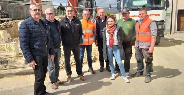 photo  bruno boulay, gérard lenoir et michel abraham (1er et 3e adjoints au maire), et des représentants des entreprises devant la maison abattue.  &copy;  le maine libre 