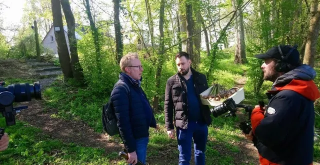 photo  le journaliste jérôme pitorin et le chef cuisinier nicolas adamopulos au moment d’embarquer sur une toue à la découverte de la loire.  &copy;  ouest-france 