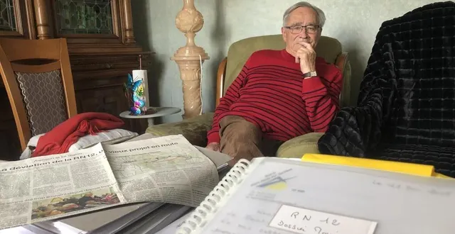 photo  michel julien a été maire de saint-denis-sur-sarthon durant cinq mandatures. il s’est battu pour que la rn 12 ne traverse plus sa commune, en témoignent des piles de dossiers à ce sujet.  &copy;  ouest-france 