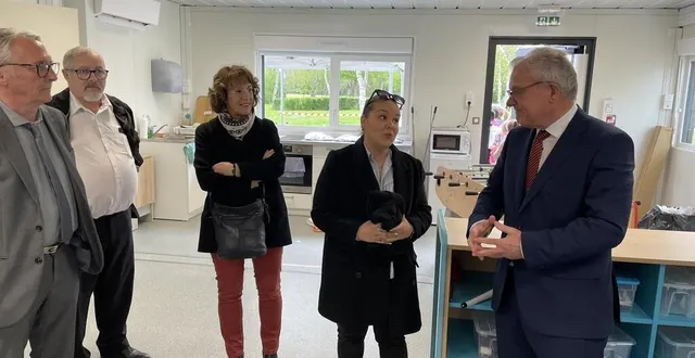 photo  camille aubry, la directrice de l’accueil de loisirs du valmer, échange avec les élus dans le nouvel espace de 90 m2.  &copy;  le maine libre 
