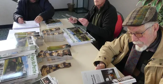 photo  l’équipe de bénévoles en plein travail de mise sous plis des magazines envoyés aux abonnés.  &copy;  ouest-france 