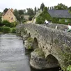 photo avec ses cinq travées, le vieux pont en marbre et en grès traversant la vègre est devenu l’un des symboles d’asnières (sarthe).