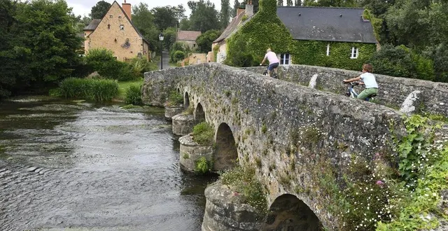 photo  avec ses cinq travées, le vieux pont en marbre et en grès traversant la vègre est devenu l’un des symboles d’asnières (sarthe).  &copy;  marc roger / archives ouest-france 