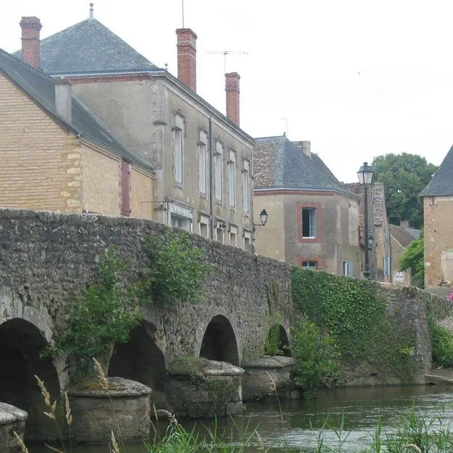 photo aujourd’hui, le vieux pont d’asnières est une reconstruction datant du début du xixe siècle.  ©  archives ouest-france