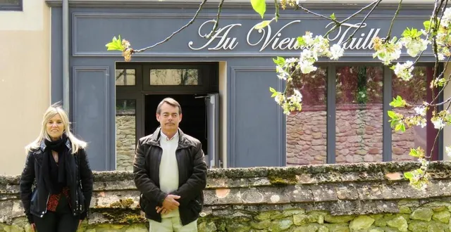 photo  patricia colmon, la nouvelle gérante du commerce multiservice, à côté du maire de pirmil, christian chotard.  &copy;  ouest-france 