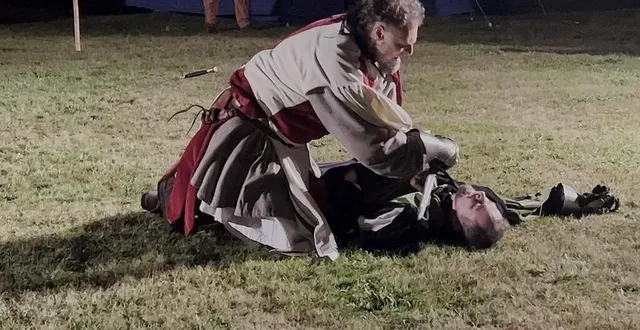 photo  en 2022, le spectacle immersif le mystère du dernier duel a été plébiscité par le public. la scène du duel à l’épée sera précédée, cette année, par un duel à cheval, si le spectacle est maintenu.  &copy;  ouest-france 