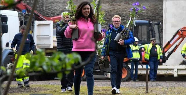 photo  angers, le 27 avril 2023. jérôme pitorin (à droite), l’animateur d’échappées belles a donné le coup de main à stéphane marie et carole tolila sur silence, ça pousse !  &copy;  co – laurent combet 