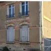 photo  ce bâtiment de l’ancienne poste sera démoli, courant octobre, dans le cadre de la construction de la médiathèque. le fronton et la plaque d’architecte seront conservés. 