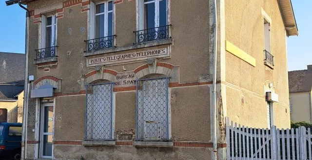photo  ce bâtiment de l’ancienne poste sera démoli, courant octobre, dans le cadre de la construction de la médiathèque. le fronton et la plaque d’architecte seront conservés.  &copy;  ouest-france 