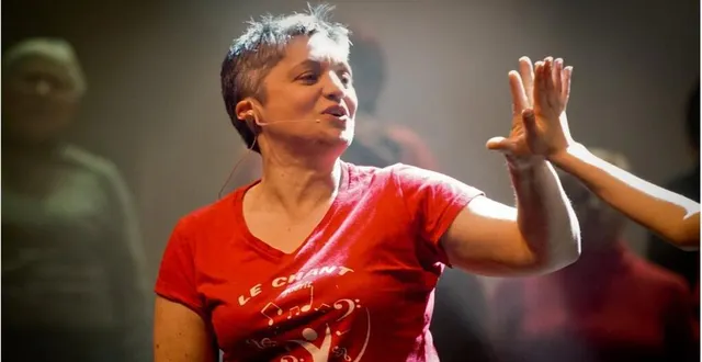 photo  marie-thérèse brébion dirige la chorale de fillé.  &copy;  michel nay 