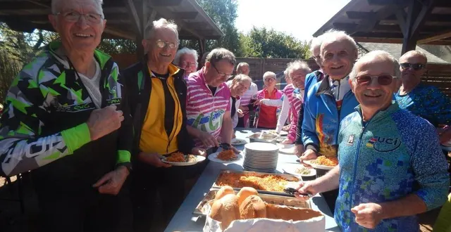 photo  du réconfort après de belles échappées pour un déjeuner au l’racan, avec un excellent accueil du patron guillaume.  &copy;  le maine libre 